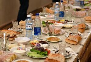Toyda da,  yasda da  zəhərlənirik: bəlkə yeməyək?..