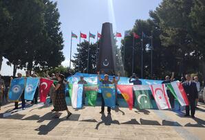 Cahit Bağcı Şəhidlər Xiyabanını və Türkiyə Şəhidliyi abidəsini ziyarət edib - YENİLƏNİB - FOTOLAR 