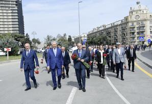 Yeni Azərbaycan Partiyasının nümayəndələri Zəfər parkında olublar - FOTOLAR