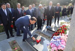 İkinci Fəxri Xiyabanda Qasımov İsmayıl Sadiq oğlunun şəhadətinin dördüncü ildönümündə məzarı ziyarət olunub