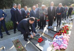 İkinci Fəxri Xiyabanda Qasımov İsmayıl Sadiq oğlunun şəhadətinin dördüncü ildönümündə məzarı ziyarət olunub