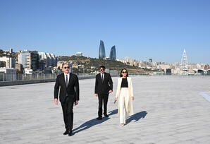 Prezident Azərbaycanın üçrəngli Bayrağını ucaldıb  - FOTOLAR