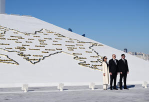 Prezident Azərbaycanın üçrəngli Bayrağını ucaldıb  - FOTOLAR