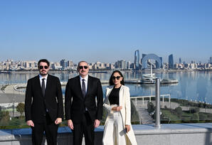 Prezident Azərbaycanın üçrəngli Bayrağını ucaldıb  - FOTOLAR