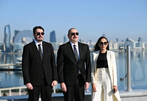 Prezident Azərbaycanın üçrəngli Bayrağını ucaldıb  - FOTOLAR