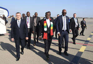 Zimbabve Prezidenti Azərbaycana səfərə gəlib - FOTO 