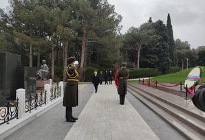 Yeni səfir Fəxri Xiyaban, Şəhidlər Xiyabanı və Türk Şəhidliyini ziyarət edir - YENİLƏNİR - FOTOLAR 