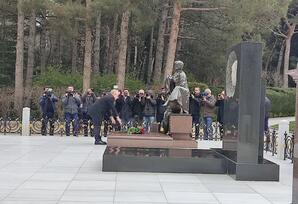 Yeni səfir Fəxri Xiyaban, Şəhidlər Xiyabanı və Türk Şəhidliyini ziyarət edir - YENİLƏNİR - FOTOLAR 