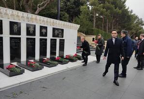 Yeni səfir Fəxri Xiyaban, Şəhidlər Xiyabanı və Türk Şəhidliyini ziyarət edir - YENİLƏNİR - FOTOLAR 