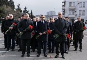 Əmək və Əhalinin Sosial Müdafiəsi Nazirliyinin kollektivi Xocalı soyqırımı abidəsini ziyarət edib