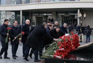 Əmək və Əhalinin Sosial Müdafiəsi Nazirliyinin kollektivi Xocalı soyqırımı abidəsini ziyarət edib