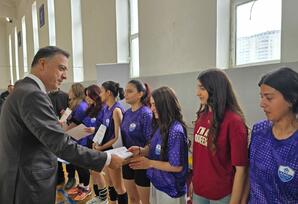 Yasamal rayonunda voleybol (qızlar) idman növü üzrə yarışın final oyunları və mükafatlandırma mərasimi baş tutub