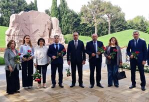 AMEA-DA ULU ÖNDƏRİN İLDÖNÜMÜNƏ HƏSR EDiLMİŞ TƏDBİR KEÇİRİLİB FOTOLAR