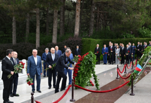 XİN rəsmiləri Ulu Öndərin məzarını, Şəhidlər xiyabanını və Zəfər parkını ziyarət ediblər