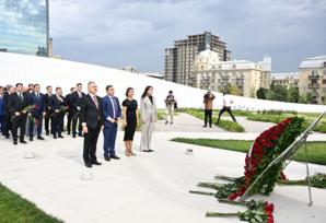XİN rəsmiləri Ulu Öndərin məzarını, Şəhidlər xiyabanını və Zəfər parkını ziyarət ediblər