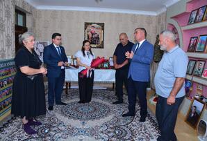 Şəhid analarına partiya üzvlük vəsiqələri təqdim edilib FOTOLAR