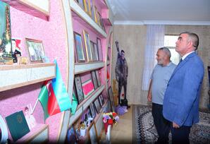 Şəhid analarına partiya üzvlük vəsiqələri təqdim edilib FOTOLAR
