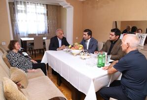 YAP Gəncə şəhər təşkilatının veteran üzvünün 90 illik yubileyi qeyd olunub