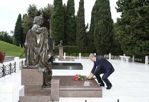 İƏT-ə üzv dövlətlərin nümayəndə heyətləri Ümummilli Lider Heydər Əliyevin məzarını və Şəhidlər Xiyabanını ziyarət ediblər