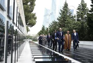 İƏT-ə üzv dövlətlərin nümayəndə heyətləri Ümummilli Lider Heydər Əliyevin məzarını və Şəhidlər Xiyabanını ziyarət ediblər
