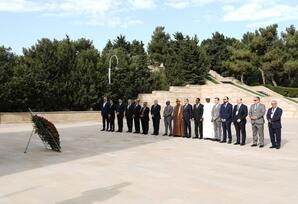 İƏT-ə üzv dövlətlərin nümayəndə heyətləri Ümummilli Lider Heydər Əliyevin məzarını və Şəhidlər Xiyabanını ziyarət ediblər
