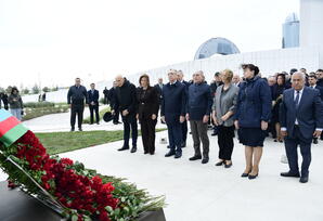 Yeni Azərbaycan Partiyasının nümayəndələri Zəfər parkını ziyarət ediblər -FOTO