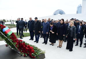 Yeni Azərbaycan Partiyasının nümayəndələri Zəfər parkını ziyarət ediblər -FOTO