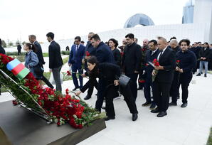 Yeni Azərbaycan Partiyasının nümayəndələri Zəfər parkını ziyarət ediblər -FOTO