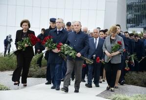 Yeni Azərbaycan Partiyasının nümayəndələri Zəfər parkını ziyarət ediblər -FOTO