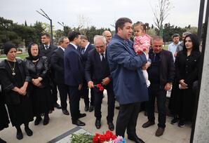 Hərbi Memorial Məzarlıqda 44 günlük Vətən müharibəsi şəhidləri Həmidağa Hüseynzadə və Rəşad Mikayılzadənin məzarları ziyarət olunub