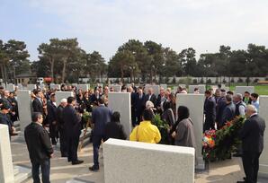 Hərbi Memorial Məzarlıqda şəhid Kərimli İsmayıl Ceyhun oğlunun doğum günü münasibətilə məzarı ziyarət olunub