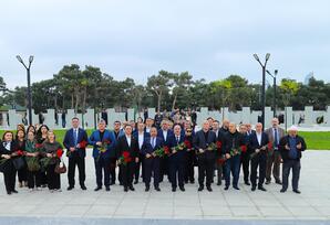 Zəfər günü ərəfəsində YAP Nəsimi rayon fəalları Hərbi Memorial Məzarlığı ziyarət ediblər