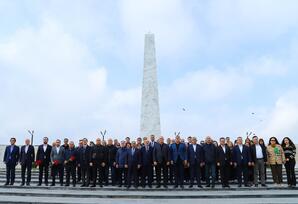 Zəfər günü ərəfəsində YAP Nəsimi rayon fəalları Hərbi Memorial Məzarlığı ziyarət ediblər
