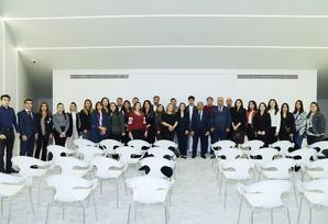 YAP Nəsimi rayon təşkilatı Dövlət Bayrağı Meydanını və Bayraq Muzeyini ziyarət ediblər