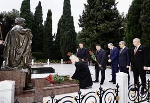 TDT Fəxri xiyabanı və Zəfər parkını ziyarət ediblər