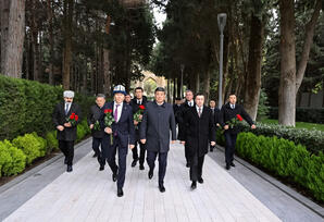 Qırğızıstan nümayəndə heyəti Ulu Öndər Heydər Əliyevin məzarını ziyarət edib