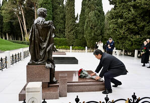 Qırğızıstan nümayəndə heyəti Ulu Öndər Heydər Əliyevin məzarını ziyarət edib