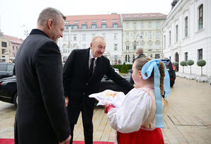 Prezidentin Bratislavada rəsmi qarşılanma mərasimi olub