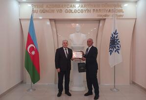 YAP Kürdəmir rayon təşkilatında partiya veteranının 65 illik yubileyi münasibətilə görüş keçirilib