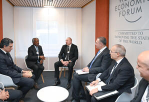 İlham Əliyev Larri Fink və Adebayo Oqunlesi ilə görüşüb