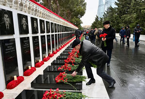 Yeni Azərbaycan Partiyasının nümayəndələri Şəhidlər xiyabanını ziyarət ediblər - FOTOLAR