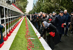Yeni Azərbaycan Partiyasının nümayəndələri Şəhidlər xiyabanını ziyarət ediblər - FOTOLAR