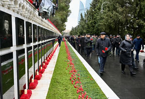 Yeni Azərbaycan Partiyasının nümayəndələri Şəhidlər xiyabanını ziyarət ediblər - FOTOLAR