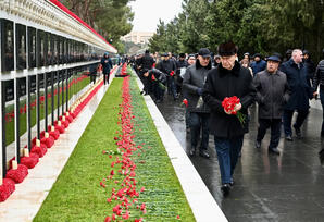 Yeni Azərbaycan Partiyasının nümayəndələri Şəhidlər xiyabanını ziyarət ediblər - FOTOLAR