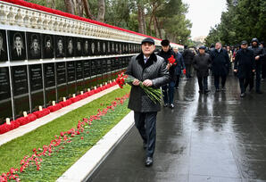 Yeni Azərbaycan Partiyasının nümayəndələri Şəhidlər xiyabanını ziyarət ediblər - FOTOLAR