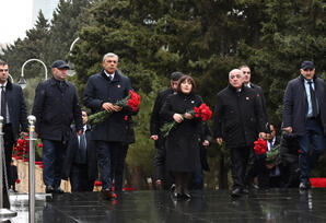 Dövlət və hökumət rəsmiləri Şəhidlər xiyabanını ziyarət ediblər - YENİLƏNİB - FOTOLAR