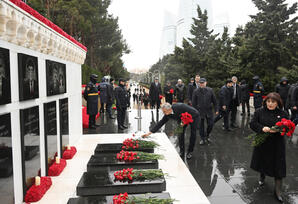 Dövlət və hökumət rəsmiləri Şəhidlər xiyabanını ziyarət ediblər - YENİLƏNİB - FOTOLAR