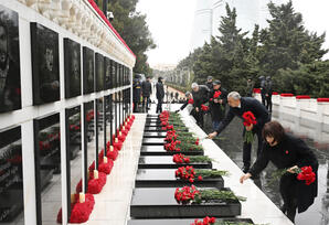 Dövlət və hökumət rəsmiləri Şəhidlər xiyabanını ziyarət ediblər - YENİLƏNİB - FOTOLAR