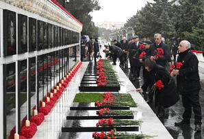 Dövlət və hökumət rəsmiləri Şəhidlər xiyabanını ziyarət ediblər - YENİLƏNİB - FOTOLAR