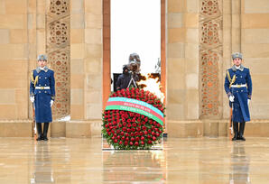 Dövlət və hökumət rəsmiləri Şəhidlər xiyabanını ziyarət ediblər - YENİLƏNİB - FOTOLAR